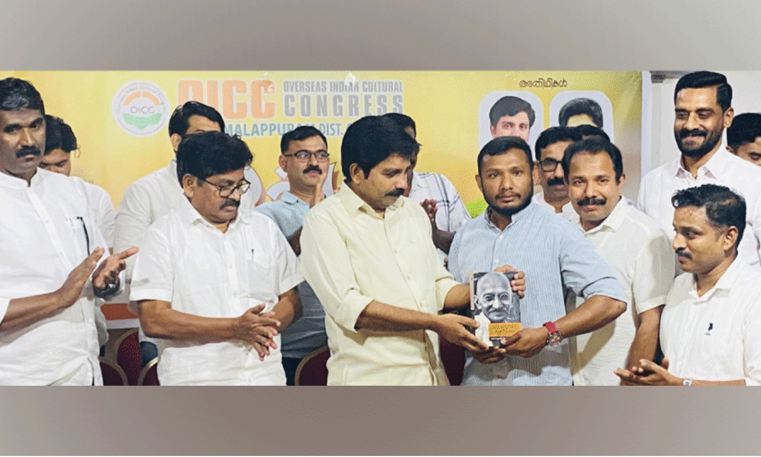 ‘ച​രി​ത്രം വാ​യ​ന​യി​ലൂ​ടെ’ കൊ​ണ്ടോ​ട്ടി ഒ.​ഐ.​സി.​സി പു​സ്ത​ക​ങ്ങ​ൾ കൈ​മാ​റി