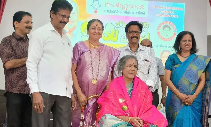 സ​ർ​ഗ​ധാ​ര പു​ര​സ്‌​കാ​ര വി​ത​ര​ണം