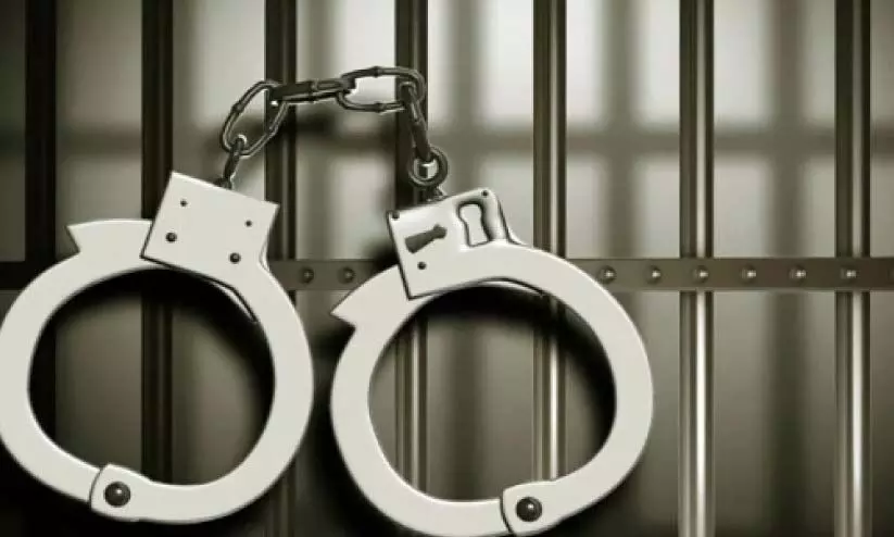 റോഡിൽ അഭ്യാസപ്രകടനം: എട്ടു പേർ അറസ്റ്റിൽ റോഡിൽ അഭ്യാസപ്രകടനം: എട്ടു പേർ അറസ്റ്റിൽ