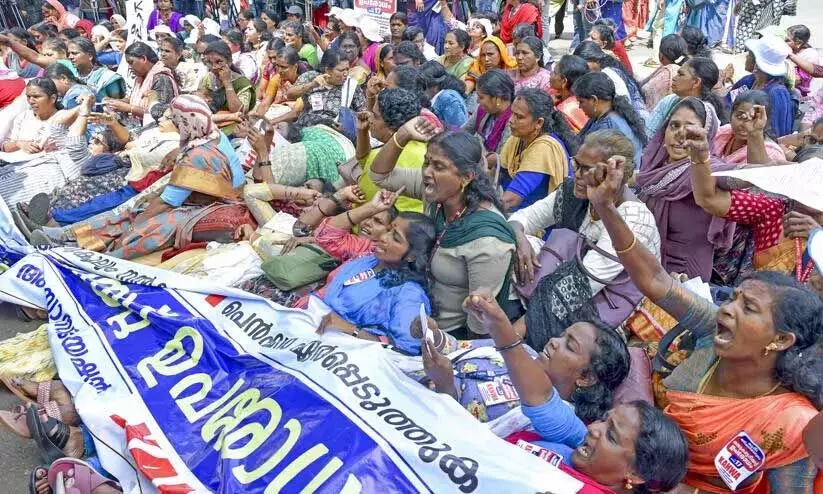 പട്ടിണി കിടന്നിട്ടും സർക്കാർ തിരിഞ്ഞുനോക്കുന്നില്ല; ആശമാർ മുടിമുറിച്ച് പ്രതിഷേധിക്കും