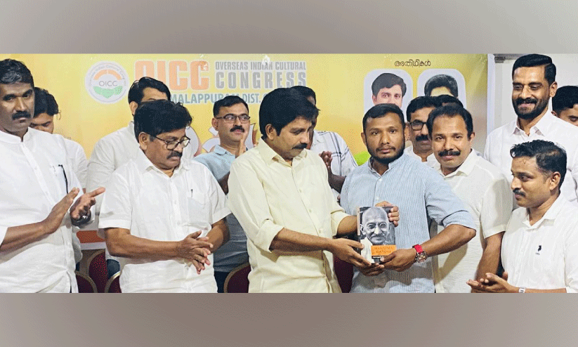 ‘ചരിത്രം വായനയിലൂടെ’ കൊണ്ടോട്ടി ഒ.ഐ.സി.സി പുസ്തകങ്ങൾ കൈമാറി ‘ചരിത്രം വായനയിലൂടെ’ കൊണ്ടോട്ടി ഒ.ഐ.സി.സി പുസ്തകങ്ങൾ കൈമാറി