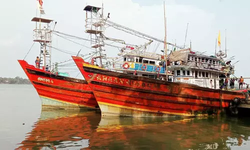അതിതീവ്ര വെളിച്ചവുമായി മത്സ്യ ബന്ധനം; കർണാടക ബോട്ടുകൾക്ക് പിഴ അഞ്ച് ലക്ഷം