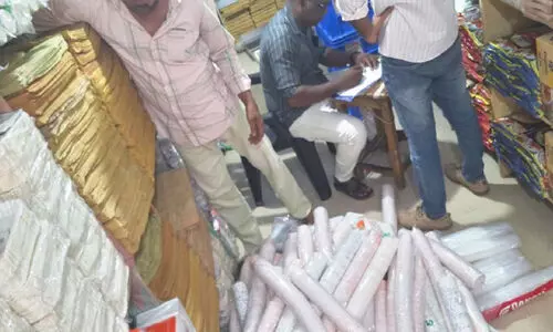 ചാ​ലാ​ട് മാ​ർ​ക്ക​റ്റി​ൽ എൻഫോഴ്സ്മെന്റ് റെയ്ഡ്; ഒരു ക്വിന്റലിലധികം പ്ലാസ്റ്റിക് ക്യാരി ബാഗുകളും കപ്പുകളും പിടികൂടി