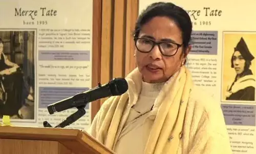 ഓക്‌സ്‌ഫോർഡ് യൂനിവേഴ്‌സിറ്റിയിൽ മമതയുടെ പ്രസംഗത്തിനിടെ പ്രതിഷേധം; തന്‍റെ പഴയ ചിത്രമുയർത്തി പ്രതിരോധം