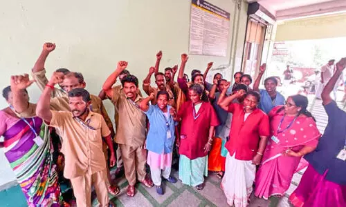 കൊടികൾ അഴിച്ചുമാറ്റിയതിന്​ മർദനം; പണിമുടക്കി ശുചീകരണ തൊഴിലാളികൾ