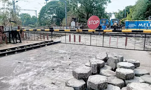 റെ​യി​ൽ​വേ ഗേ​റ്റ​ട​ച്ചു; ദു​രി​ത​ംപേറി വി​ദ്യാ​ർ​ഥി​ക​ൾ