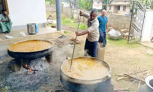 റ​മ​ദാ​ൻ 27ാം രാ​വി​ൽ വി​ഭ​വ​മൊ​രു​ക്കി വിതരണം ചെയ്ത് മാതൃകയായി മു​ഹി​യു​ദ്ദീ​ൻ ജു​മാ​മ​സ്ജി​ദ്