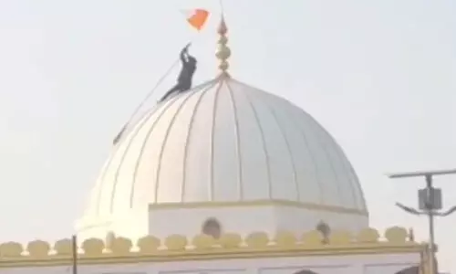 പൊലീസ് നോക്കിനിൽക്കെ ജയ്ശ്രീറാം വിളിച്ച് ദർഗയിൽ കയറി കാവിക്കൊടി കെട്ടി -VIDEO