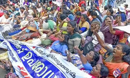 പട്ടിണി കിടന്നിട്ടും സർക്കാർ തിരിഞ്ഞുനോക്കുന്നില്ല; ആശമാർ മുടിമുറിച്ച് പ്രതിഷേധിക്കും