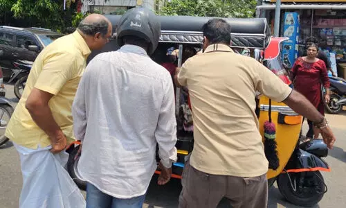 അപകടത്തിൽപ്പെട്ട് രക്തംവാർന്ന് റോഡിൽ കിടന്ന യുവതികൾക്ക് രക്ഷകനായി മന്ത്രി കെ.എൻ. ബാലഗോപാൽ