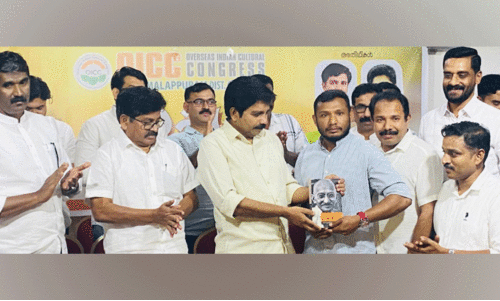 ‘ച​രി​ത്രം വാ​യ​ന​യി​ലൂ​ടെ’ കൊ​ണ്ടോ​ട്ടി ഒ.​ഐ.​സി.​സി പു​സ്ത​ക​ങ്ങ​ൾ കൈ​മാ​റി