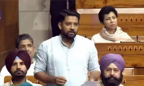 വിമാനക്കൂലിയിലെ കൊള്ള: കേന്ദ്ര സർക്കാറിനെ പ്രതിരോധത്തിലാക്കി ഷാഫി പറമ്പിലിന്റെ പ്രമേയത്തിൽ വീണ്ടും ചർച്ച വിമാനക്കൂലിയിലെ കൊള്ള: കേന്ദ്ര സർക്കാറിനെ പ്രതിരോധത്തിലാക്കി ഷാഫി പറമ്പിലിന്റെ പ്രമേയത്തിൽ വീണ്ടും ചർച്ച