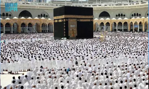 റമദാനിലെ അവസാന വെള്ളിയാഴ്​ച: ഇരുഹറമുകളിൽ ജുമുഅയിൽ പ​ങ്കെടുത്തത് ലക്ഷക്കണക്കിന് വിശ്വാസികൾ