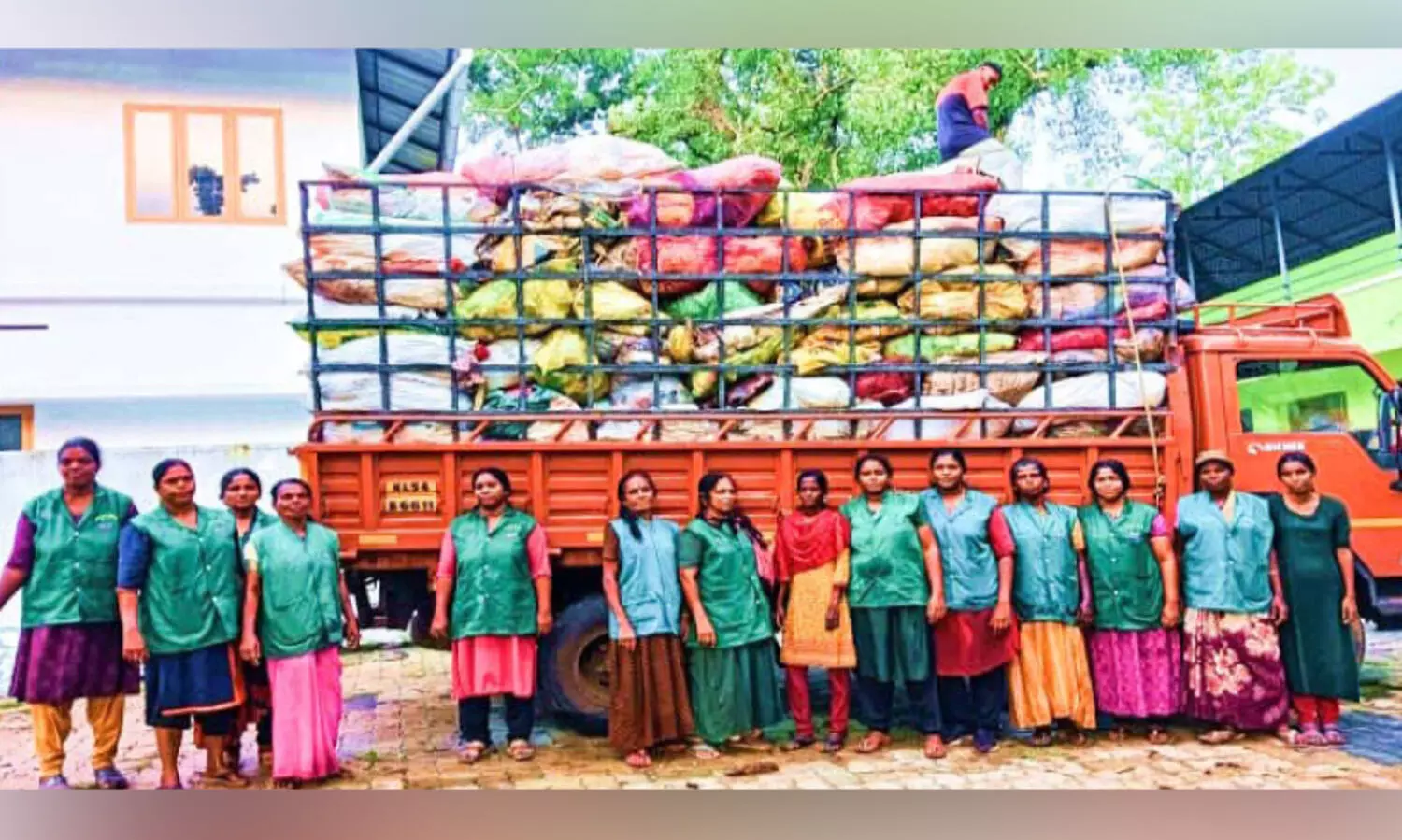 ജൈ​വ​മാ​ലി​ന്യ​ത്തി​ൽ നിന്ന് വളമുണ്ടാക്കി വിപണിയിലെത്തിച്ച് പനയം ഗ്രാമപഞ്ചായത്തിലെ ഹരിത മാതൃക