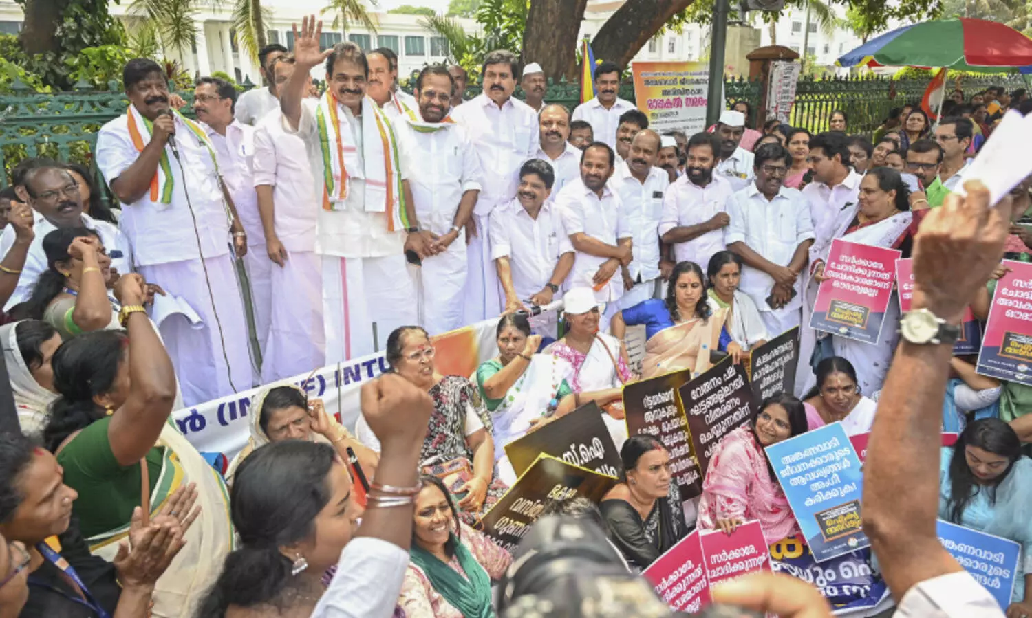 പ്രശ്നങ്ങൾ പഠിക്കാൻ സമിതി; അംഗൻവാടി ജീവനക്കാർ സമരം അവസാനിപ്പിച്ചു