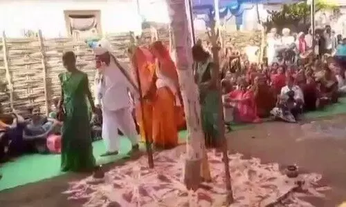 ഒരേ സമയം രണ്ടു യുവതികളുമായി പ്രണയം, രണ്ടുപേരെയും ഒരേ ചടങ്ങിൽ വിവാഹം ചെയ്ത് യുവാവ്;  വിവാഹ വിഡിയോ വൈറൽ