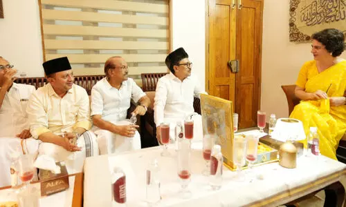 പാണക്കാട്ടെ ഇഫ്താറില്‍ പ്രിയങ്ക ഗാന്ധി; വ​ലി​യ സ​ന്തോ​ഷമെ​ന്ന് സാ​ദി​ഖ​ലി ത​ങ്ങ​ള്‍