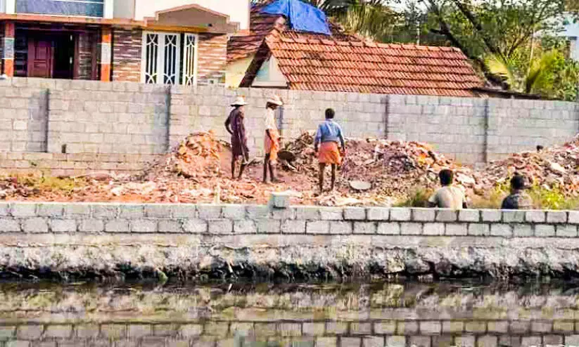 തണ്ണീർത്തടം നികത്തിയ അഞ്ചുപേർ പിടിയിൽ