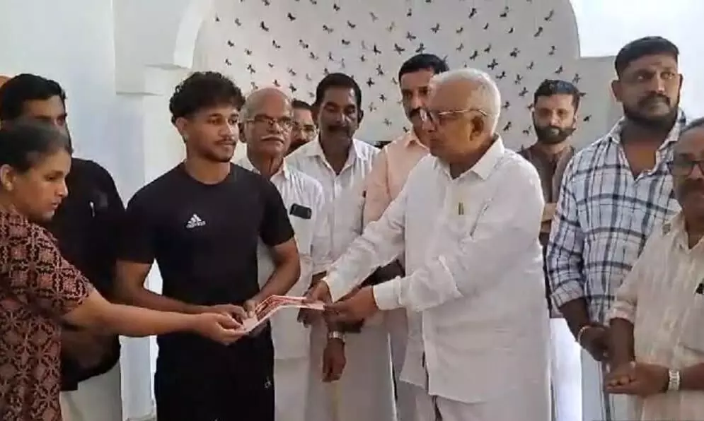 റി​യാ​ദ് ന​വോ​ദ​യ അ​നൂ​ബ് കു​ടും​ബ​ സ​ഹാ​യ നി​ധി കൈ​മാ​റി