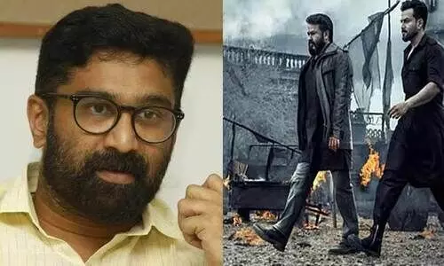 ഒരു നാട് മുഴുവൻ കൂടെ നിന്നത് മോഹൻലാലിനെയോ തമ്പുരാൻ ടീമിനെയോ കണ്ടിട്ടല്ല, മോദിയുടെ അധികാരപ്രാപ്തിക്ക് പുറകിൽ ഗുജറാത്തിന്റെ തെരുവുകളിൽ അന്നൊഴുകിയ നിരപരാധികളുടെ ചുടുരക്തമാണ്; രൂക്ഷ വിമർശനവുമായി വി.ടി ബൽറാം ഒരു നാട് മുഴുവൻ കൂടെ നിന്നത് മോഹൻലാലിനെയോ തമ്പുരാൻ ടീമിനെയോ കണ്ടിട്ടല്ല, മോദിയുടെ അധികാരപ്രാപ്തിക്ക് പുറകിൽ ഗുജറാത്തിന്റെ തെരുവുകളിൽ അന്നൊഴുകിയ നിരപരാധികളുടെ ചുടുരക്തമാണ്; രൂക്ഷ വിമർശനവുമായി വി.ടി ബൽറാം