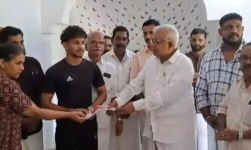 റി​യാ​ദ് ന​വോ​ദ​യ അ​നൂ​ബ് കു​ടും​ബ​ സ​ഹാ​യ നി​ധി കൈ​മാ​റി