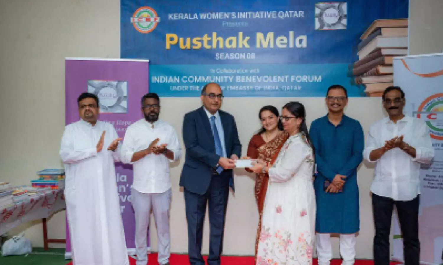 പാ​ഠ​പു​സ്ത​ക​ങ്ങ​ൾ കൈ​മാ​റി ക്വി​ഖ് പു​സ്ത​ക​മേ​ള