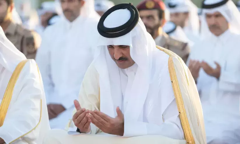 ലു​സൈ​ലി​ൽ ന​മ​സ്കാ​രം നി​ർ​വ​ഹി​ച്ച് അ​മീ​ർ