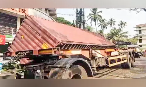 ഒഴിവായത്​ വൻദുരന്തം; ലോറിയിൽനിന്ന്​ കണ്ടെയ്‌നർ തെറിച്ചുവീണു