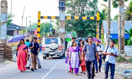 യാത്രക്കാരെ വലച്ച് റെയിൽവേയുടെ കമാന നിർമാണം യാത്രക്കാരെ വലച്ച് റെയിൽവേയുടെ കമാന നിർമാണം