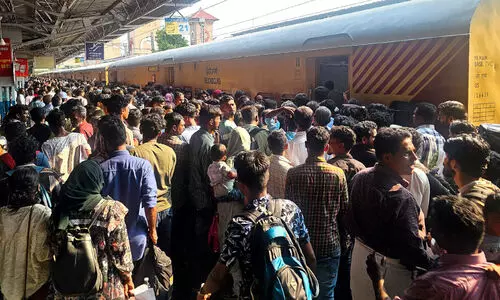 തിരക്കോട് തിരക്ക്; സ്പെഷ്യൽ സർവിസുകൾ അനുവദിച്ചില്ല, വ​ല​ഞ്ഞ് യാ​ത്ര​ക്കാ​ർ