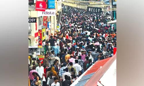 പെ​രു​ന്നാ​ൾ; തിരക്കിലമർന്ന് കോഴിക്കോട് നഗരം