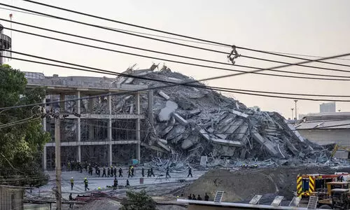 ഭൂകമ്പത്തിൽ തകർന്ന കെട്ടിടത്തിൽ അനധികൃതമായി കടന്ന് രേഖകൾ കടത്താൻ ശ്രമം; അഞ്ച് ചൈനീസ് പൗരന്മാർ പിടിയിൽ