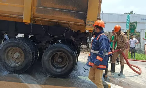 ഓടിക്കൊണ്ടിരുന്ന ട്രെയിലറിന്‍റെ ടയറിന് തീപിടിച്ചു; ആളപായമില്ല