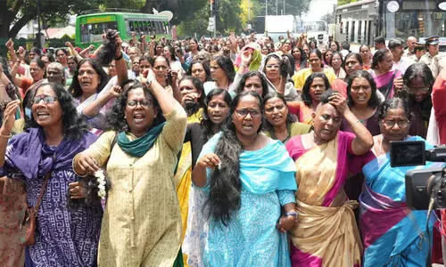 മുടിമുറിക്കൽ സമരത്തിന് ശേഷം മുറിച്ച മുടിയും കൈയിലുയർത്തി ശക്തമായ പ്രതിഷേധ പ്രകടനം നടത്തി