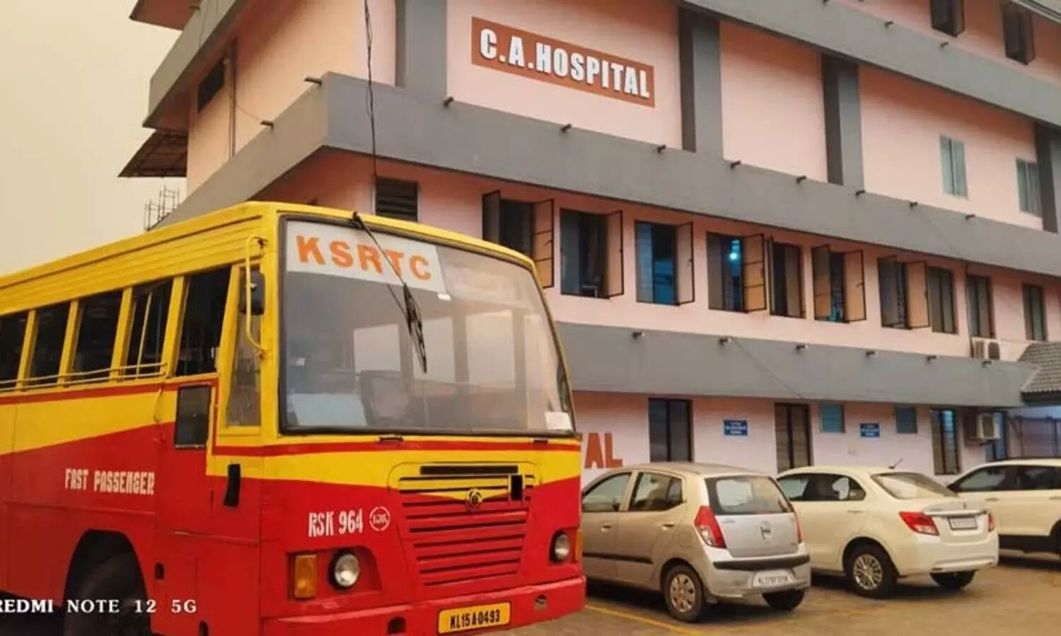 ഡ്രൈവർക്ക് ദേഹാസ്വാസ്ഥ്യം; നിയന്ത്രണം ഏറ്റെടുത്ത യാത്രക്കാരൻ ബസുമായി നേരെ ആശുപത്രിയിലേക്ക്; സമയോചിത ഇടപെടൽ ജീവൻകാത്തു