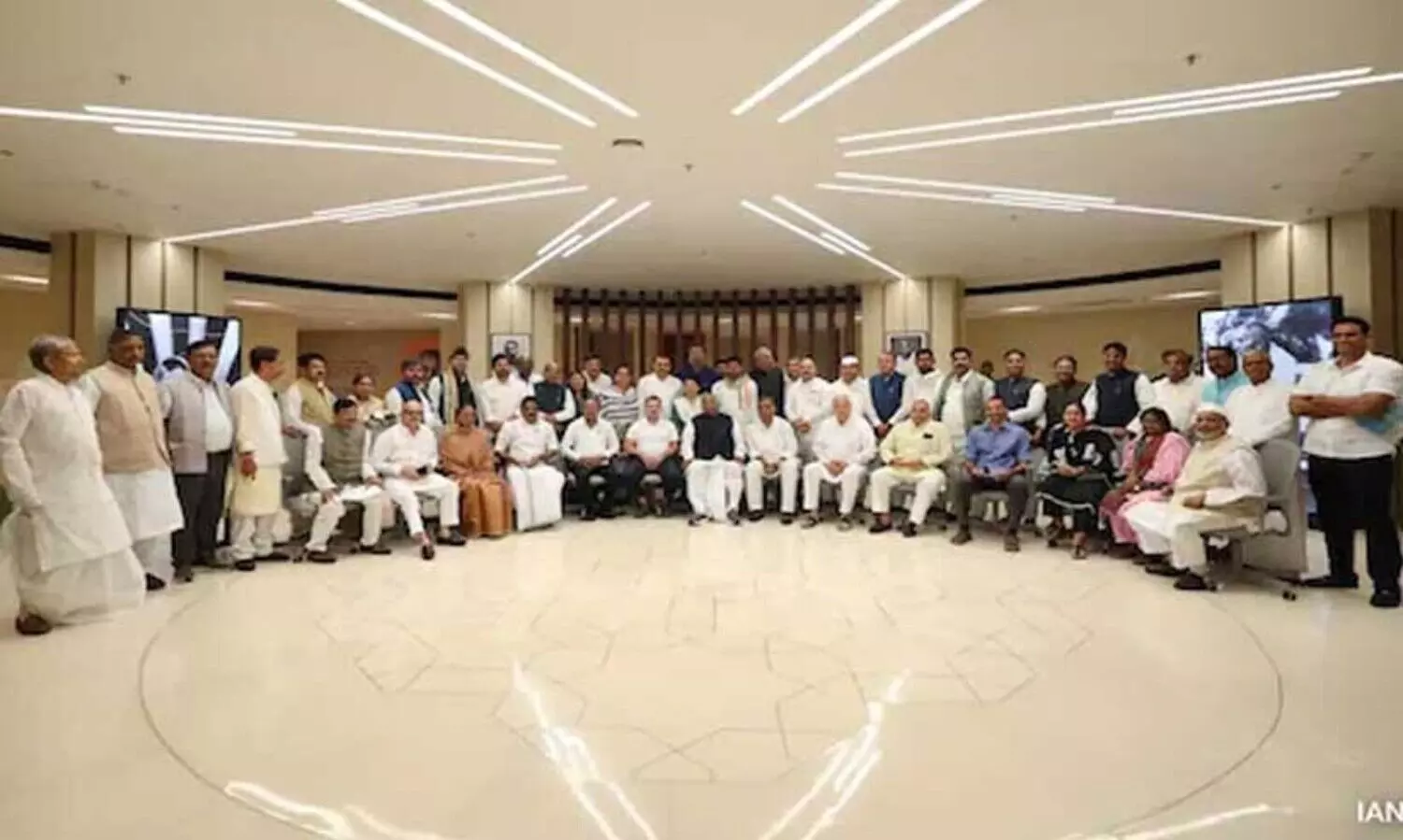 വഖഫ് ബില്ലിനെ ഒറ്റക്കെട്ടായി എതിർക്കാൻ ഇൻഡ്യ സഖ്യം; അംഗങ്ങൾക്ക് വിപ്പ് നൽകി പാർട്ടികൾ