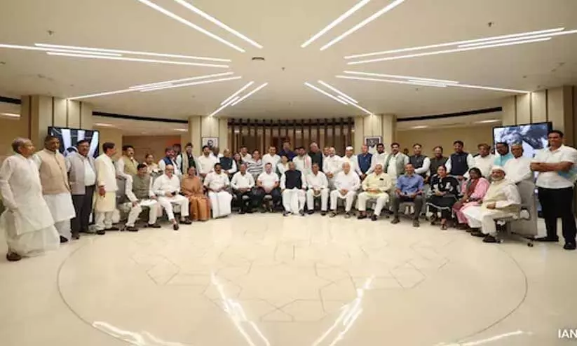 വഖഫ് ബില്ലിനെ ഒറ്റക്കെട്ടായി എതിർക്കാൻ ഇൻഡ്യ സഖ്യം; അംഗങ്ങൾക്ക് വിപ്പ് നൽകി പാർട്ടികൾ