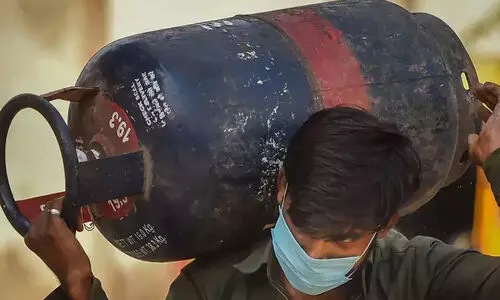 വാണിജ്യ പാചകവാതക സിലിണ്ടറിന്റെ വില 41 രൂപ കുറച്ച് എണ്ണ കമ്പനികൾ