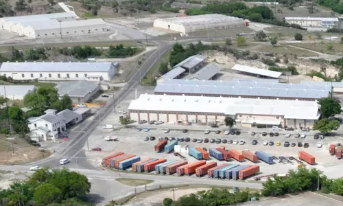 പണം ധൂർത്തടിച്ച് ട്രംപ് ഭരണകൂടം; ഗ്വാണ്ടാനോമോ ജയിലിൽ  400 കുടിയേറ്റക്കാരെ പാർപ്പിക്കാൻ ചെലവിട്ടത് 40 മില്യൻ ഡോളർ