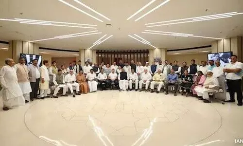 വഖഫ് ബില്ലിനെ ഒറ്റക്കെട്ടായി എതിർക്കാൻ ഇൻഡ്യ സഖ്യം; അംഗങ്ങൾക്ക് വിപ്പ് നൽകി പാർട്ടികൾ