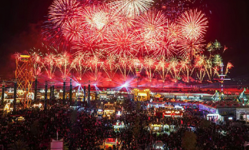 വ​ർ​ണ​ക്കാ​ഴ്ച​യൊ​രു​ക്കി വെ​ടി​ക്കെ​ട്ട്​