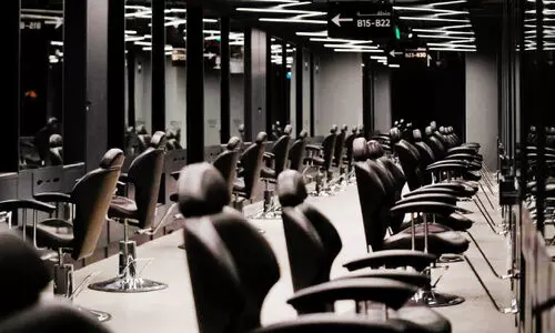 ലോകത്തിലെ ഏറ്റവും വലിയ ബാർബർ ഷോപ്  മക്ക ക്ലോക്ക് ടവറിൽ