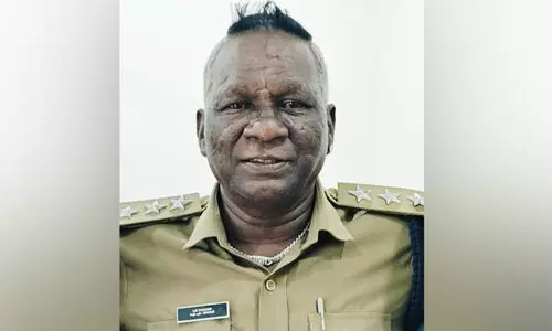 ഐ.​എം വി​ജ​യ​ൻ പൊ​ലീ​സ് കു​പ്പാ​യ​മ​ഴി​ക്കു​ന്നു