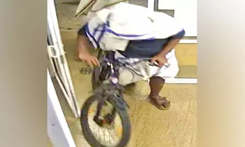 എ.ടി.എം കൗണ്ടറിലേക്ക് സൈക്കിൾ കയറ്റി മോഷണശ്രമം; സെൻസർ മുഴങ്ങിയതോടെ മിഷൻ പാളി എ.ടി.എം കൗണ്ടറിലേക്ക് സൈക്കിൾ കയറ്റി മോഷണശ്രമം; സെൻസർ മുഴങ്ങിയതോടെ മിഷൻ പാളി