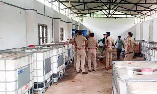 ഗോഡൗണിൽ അനധികൃതമായി സൂക്ഷിച്ചിരുന്ന ലിറ്റർകണക്കിന് ഡീ​സ​ൽ പി​ടി​ച്ചെ​ടു​ത്ത് പൊലീസ്