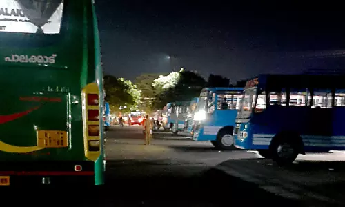 ഹൈ​മാ​സ്റ്റ് വി​ള​ക്ക് ക​ണ്ണ​ട​ച്ചതോടെ ഇരുട്ടിൽ തപ്പി സ്റ്റേ​ഡി​യം ബസ് സ്റ്റാ​ൻ​ഡ്