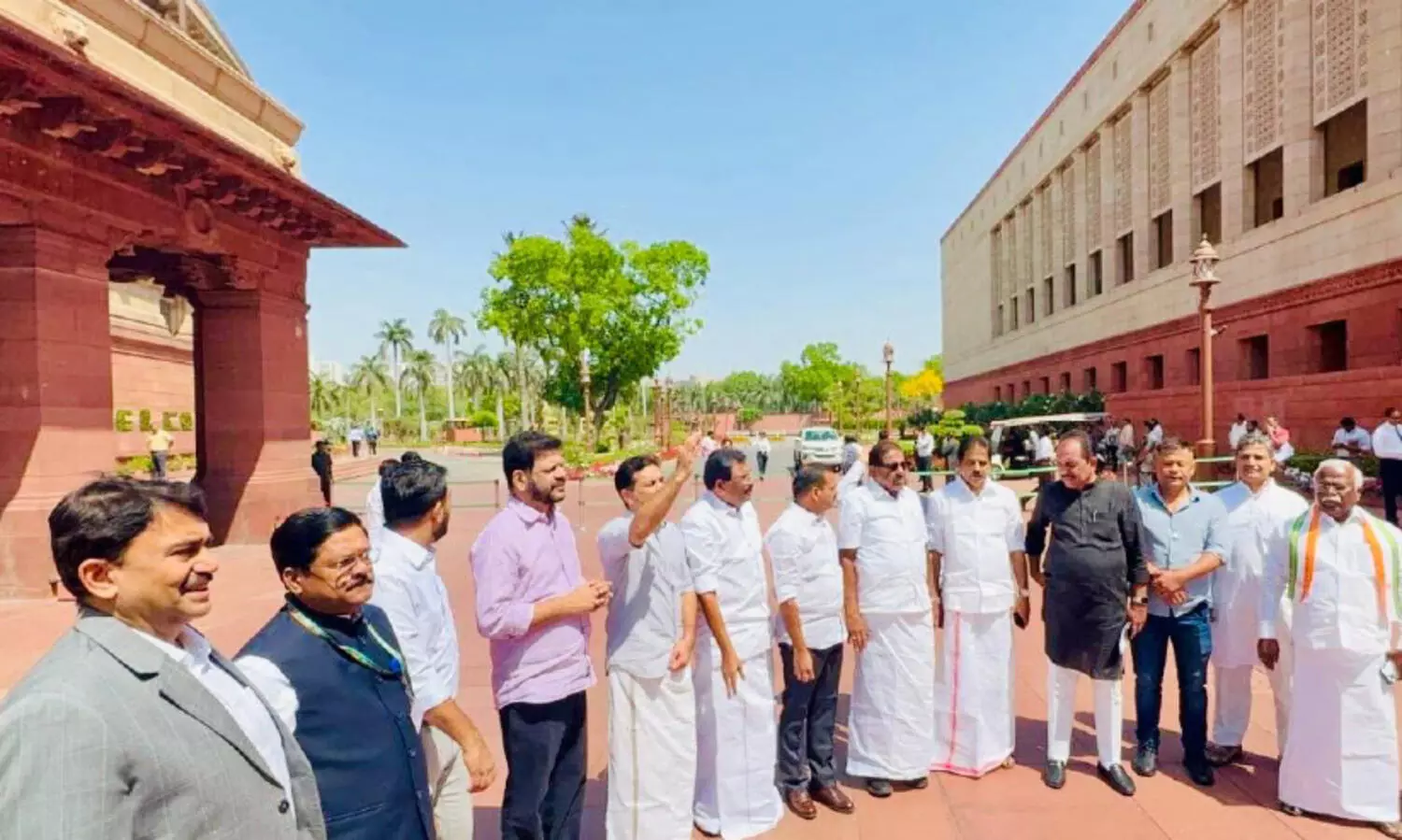 വൈദികർക്കു നേരെ ആക്രമണം; സഭ ബഹിഷ്കരിച്ച് എം.പിമാരുടെ പ്രതിഷേധം