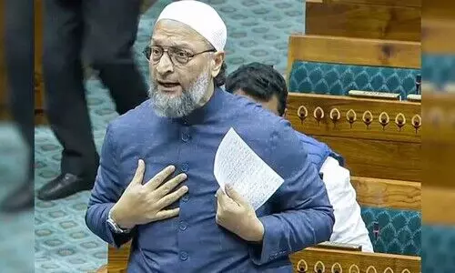 ‘ഗാന്ധിയെപ്പോലെ ഈ നിയമം കീറിക്കളയുന്നു’; ലോക്സഭയിൽ വഖഫ് ഭേദഗതി ബിൽ കീറിയെറിഞ്ഞ് ഉവൈസി