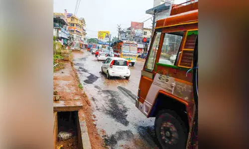അപകടഭീഷണിയുയർത്തി കച്ചേരിത്താഴത്തെ കുഴി