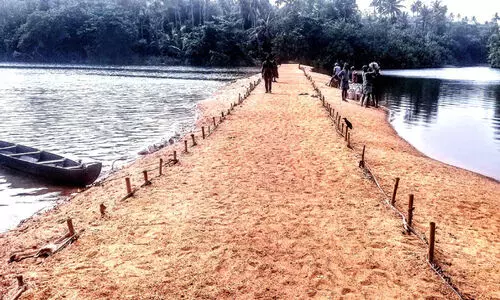 ഉപ്പുവെള്ളം കയറുന്നത് തടയാൻ ചാലക്കുടിപ്പുഴയിൽ താ​ൽ​ക്കാ​ലി​ക ത​ട​യ​ണ​ക്ക് ബ​ദ​ൽ സം​വി​ധാ​നം കാ​ണ​ണ​മെ​ന്ന് ആ​വ​ശ്യം